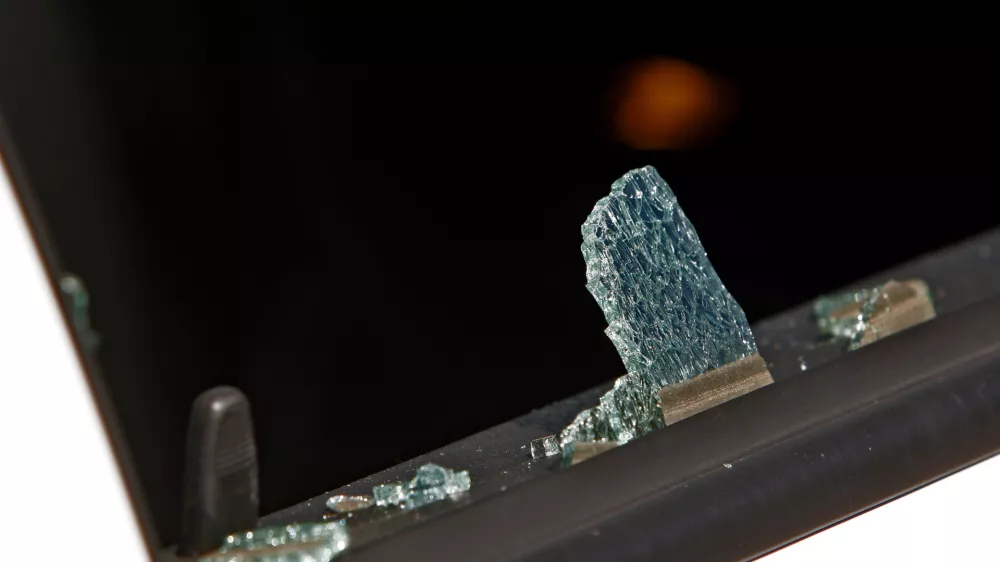 vandalizem - objestnost - uničevanje tuje lastnine - kraja - vlom v vozilo - tatvina - razbito avtomobilsko steklo- 24.07.2014 - POLICIJA - prikaz pomanjkljivosti samoza&scaron;čitnega ravnanja, ki so najpogostej&scaron;i vzrok za premoženjska kazniva dejanja povezana z vlomi v vozila in tatvine vozil//FOTO: Bojan Velikonja