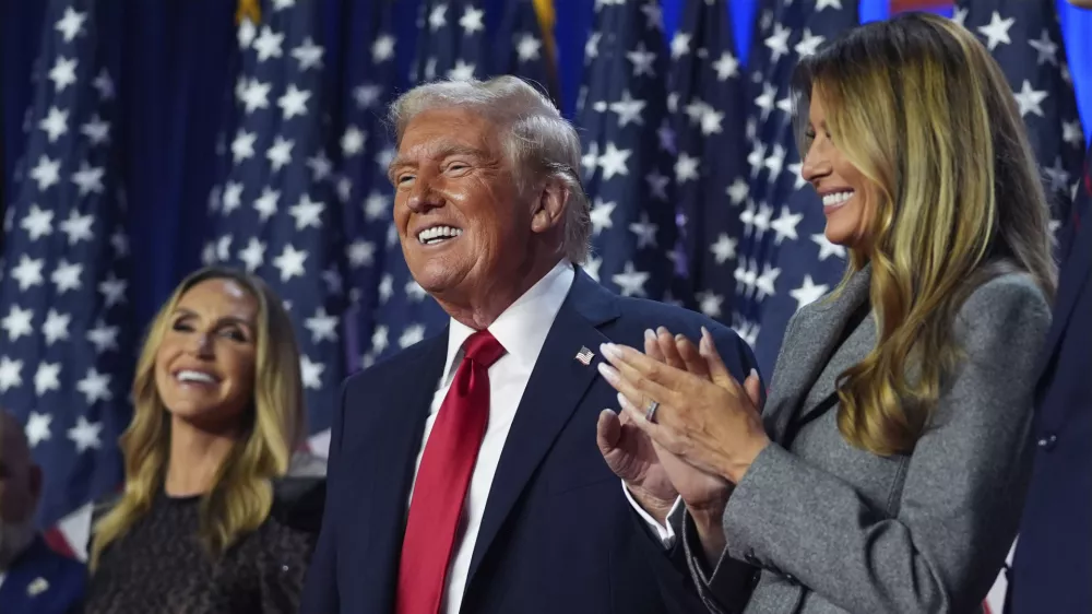 Republican presidential nominee former President Donald Trump stands on stage with former first lady Melania Trump, as Lara Trump watches, at an election night watch party at the Palm Beach Convention Center, Wednesday, Nov. 6, 2024, in West Palm Beach, Fla. (AP Photo/Evan Vucci) / Foto: Evan Vucci