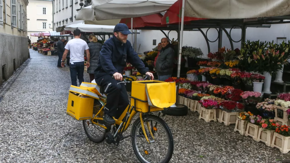 - 13.04.2018 - Tomaž Osolnik, po&scaron;tar - pismono&scaron;a na kolesu &ndash; Po&scaron;ta  //FOTO: Luka Cjuha. / Foto: Luka Cjuha