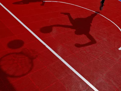 - simbolična fotografija - ko&scaron;arkarsko igri&scaron;če - ulična ko&scaron;arka - ko&scaron;arkar - senca //FOTO: Bojan Velikonja