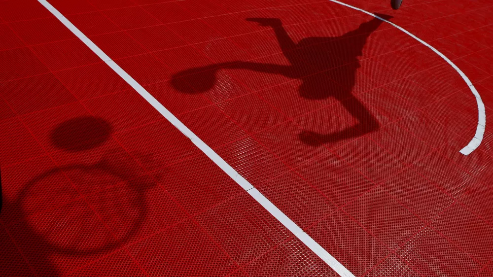 - simbolična fotografija - ko&scaron;arkarsko igri&scaron;če - ulična ko&scaron;arka - ko&scaron;arkar - senca //FOTO: Bojan Velikonja