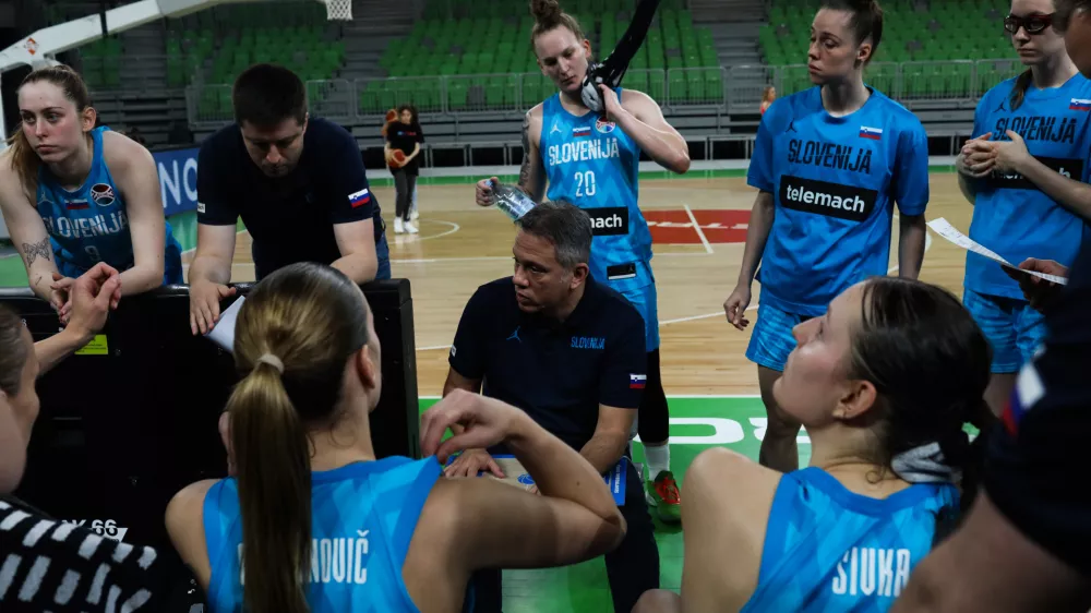 Georgios Dikaiulakos, selektor slovenske ženske ko&scaron;arkarske reprezentance - 08.06.2023 &ndash; ženska ko&scaron;arka - Slovenija: Črna gora, pripravljalna prijateljska tekma ženskih reprezentanc pred bližnjim evropskim prvenstvom v Ljubljani. //FOTO: Bojan Velikonja