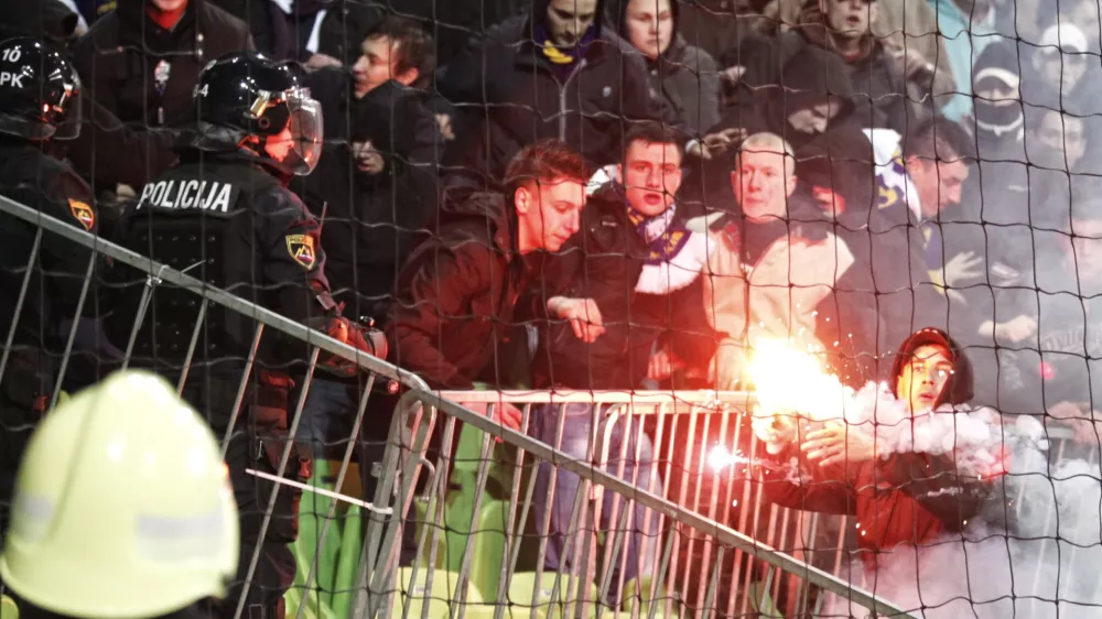 Nogometni navijači Viole- nogomet - Olimpija: Maribor, 1. SNL, 22. krog:- nogometa&scaron;i ljubljanske Olimpije in Maribora so se raz&scaron;li z neodločenim izidom 0:0.///FOTO: Luka Cjuha