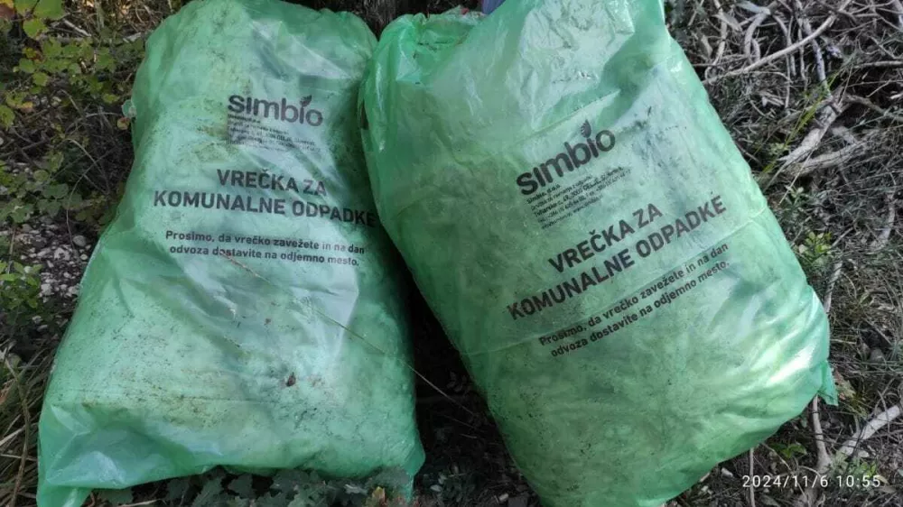 Ob cesti, ki vodi proti zalivu Kalavojna v Rajklju, je domačin na&scaron;el slovenske vrečke za smeti.