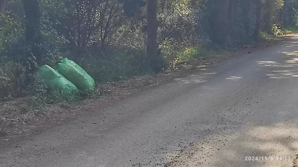 Ob cesti, ki vodi proti zalivu Kalavojna v Rajklju, je domačin na&scaron;el slovenske vrečke za smeti.