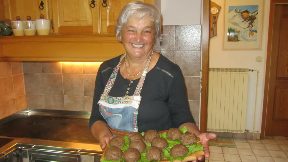 Jožica Robnik z domačije Metul in njeni obrnjeniki.&nbsp;Foto: Renata Picej