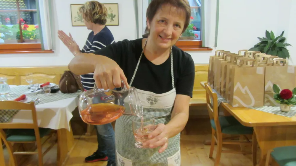 Milena Marolt ponosno nataka napitek iz vrtnic in le skromno prizna, da je na Ptuju že večkrat prejela prvo nagrado za svoje krhke flancate.&nbsp;Foto: Renata Picej