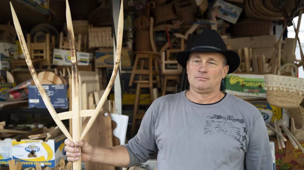 Marjan Pajnič iz vasi Zapotok pri Ribnici suho robo na osrednji ljubljanski tržnici prodaja že od sredine osemdesetih let prej&scaron;njega stoletja. Foto: Nik Erik Neubauer