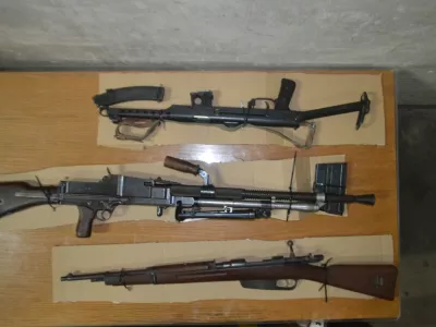 zaseženo orožje pu&scaron;ka mitraljez brzostrelka