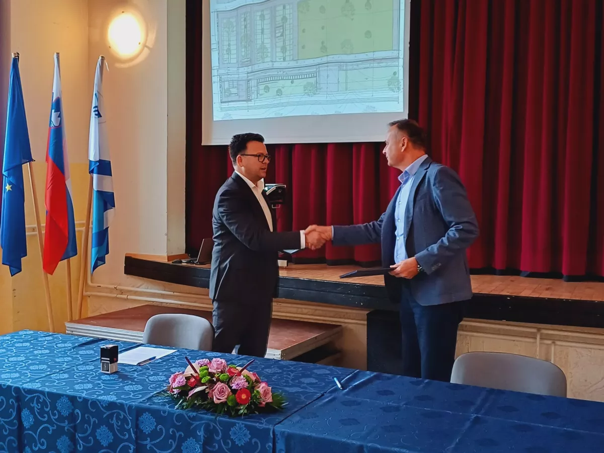 Medvo&scaron;ki župan Nejc Smole in predsednik upravnega odbora Lesnine MG oprema Bo&scaron;tjan Mencinger po podpisu pogodbe Foto: Tina Jereb