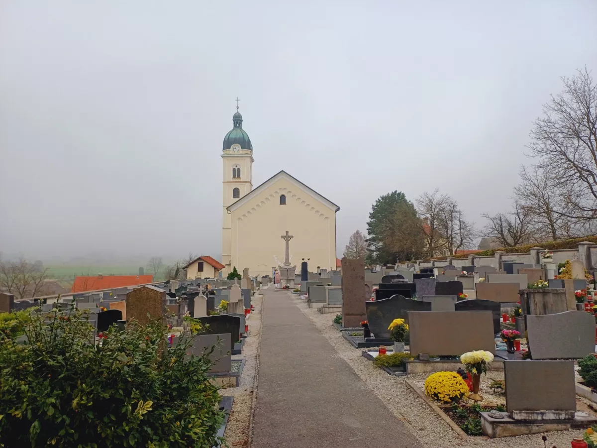 Zaradi prostorske stiske je &scaron;iritev pokopali&scaron;ča že nekaj let ena glavnih prioritetnih investicij v krajevni skupnosti Smlednik. Foto: Tina Jereb