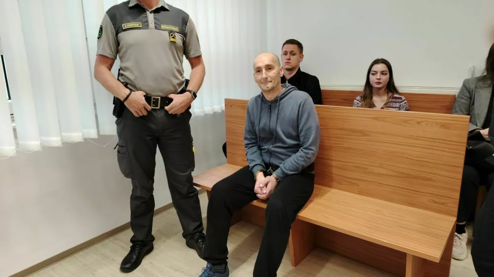 Toni Mitevski se zagovarja, ker je aprila letos na javnem strani&scaron;ču v Celju zabodel pajda&scaron;a, pri tem pa za nekaj milimetrov zgre&scaron;il njegove vitalne organe.&nbsp;Foto: Mojca Marot