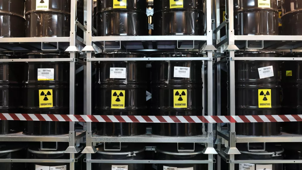 Mednarodni znak za radioaktivno nevarnost. - radioaktivni odpadki &ndash; sevanje -  - 13.10.2022 - Agencija za radioaktivne odpadke (ARAO) - Centralno skladi&scaron;če radioaktivnih odpadkov (CSRAO), Brinje 40, Dol pri Ljubljani //FOTO: Bojan Velikonja