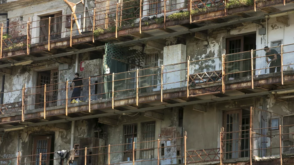 1.11.2024 - Trst - migranti - zapu&scaron;čena pristani&scaron;ka skladi&scaron;ča - pristani&scaron;če - začasna namestitev na migrantski poti - migracijeFOTO: LUKA CJUHA