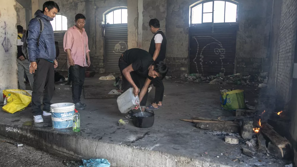 1.11.2024 - Trst - migranti - zapu&scaron;čena pristani&scaron;ka skladi&scaron;ča - pristani&scaron;če - začasna namestitev na migrantski poti - migracijeFOTO: LUKA CJUHA