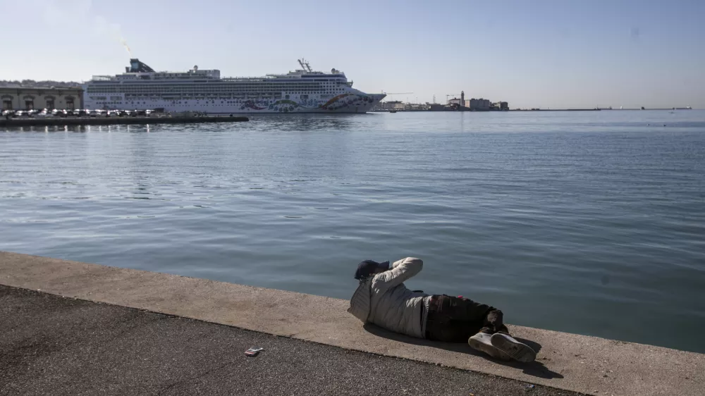1.11.2024 - Trst - migranti - zapu&scaron;čena pristani&scaron;ka skladi&scaron;ča - pristani&scaron;če - začasna namestitev na migrantski poti - migracijeFOTO: LUKA CJUHA