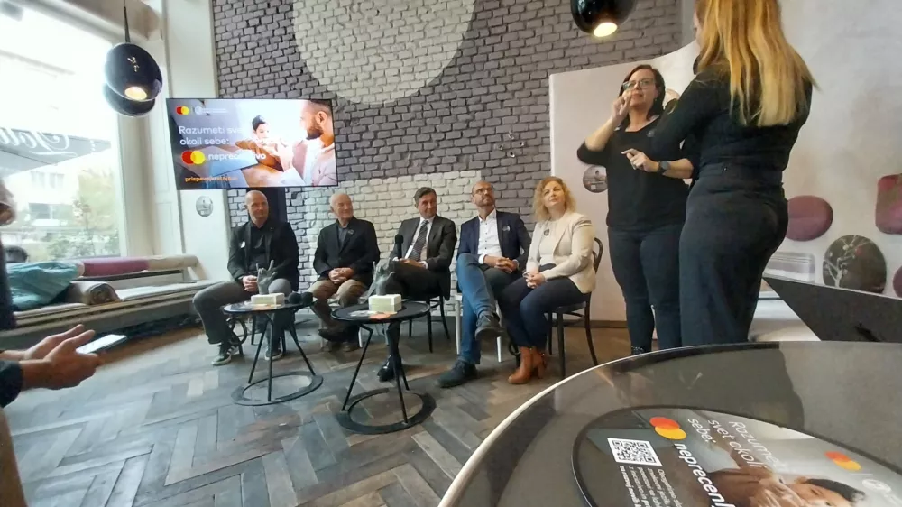 Platformo prispevajkretnjo.si so predstavili (z leve) Luka Gabrov&scaron;ek, Mladen Ver&scaron;ič, Borut Pahor, Matjaž Juhart, Katarina Muha in Valerija &Scaron;kof. Foto: Vesna Levičnik