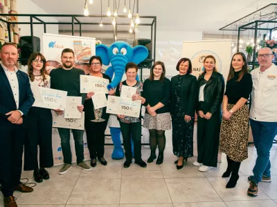 Zmagovalci s Fala slončkom in v družbi komisije. F Sandi Fiser/Mediaspeed