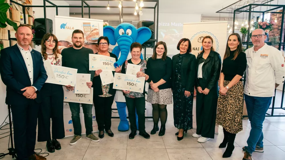 Zmagovalci s Fala slončkom in v družbi komisije. F Sandi Fiser/Mediaspeed