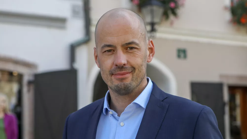 Tine Radinja, župan Občine &Scaron;kofja Loka

Podnebne spremembe delajo proti nam, zato je delovanje smuči&scaron;č brez poletne sezone praktično nemogoče.