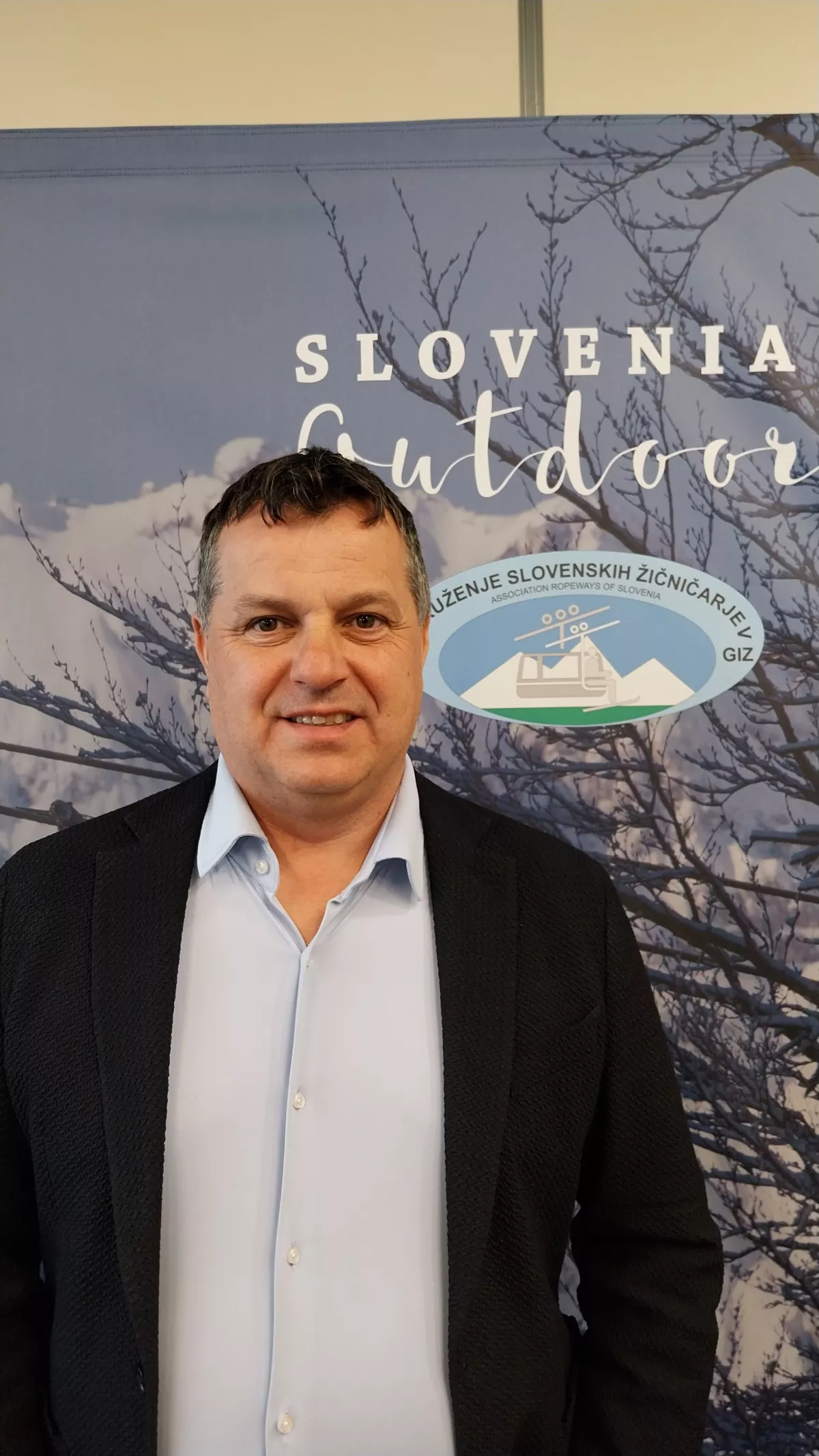 Dvig cen v povprečju za pet odstotkov je posledica inflacije in rasti cen delovne sile, skrbi pa nas dvig cen omrežnin. Smuči&scaron;ča namreč padejo v razred največjega povi&scaron;anja, učinka pa nikakor nismo prenesli v ceno smučarskih vozovnic za sezono 2024/25, saj smo do zadnjega verjeli, da bo tudi za gospodarstvo veljalo dvoletno obdobje prilagoditve.

Bo&scaron;tjan Paradiž, predsednik Združenja slovenskih žičničarjev