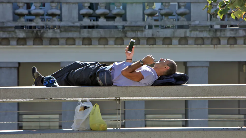 - simbolična fotografija 2017 - počitek - turisti v Ljubljani - mobilni pametni telefon - komunikacija //FOTO: Tomaž Skale