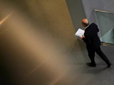 Kancler Scholz zapu&scaron;ča bundestag po govoru, s katerim je udaril pečat na predčasne volitve 23. februarja. Foto: Reuters