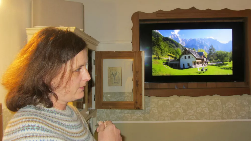 Ur&scaron;ka Lenar zaradi obilnega dežja, predstavlja življenje kmetije, pod varno streho in predstavlja domačijo s pomočjo diaprojekcijie na steni zajtrkovalnice.