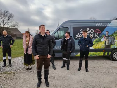 Člani Ansambla Sa&scaron;a Avsenika veliko časa preživijo na poti in prevozijo milijone kilometrov doma in v tujini, predvsem po Evropi. Z novim kombijem bodo &scaron;e bolj prepoznavni. Foto: Mojca Marot