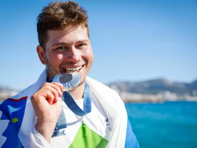 Toni Vodi&scaron;ek je na olimpijskih igrah v Parizu osvojil srebrno odličje v kajtanju. Foto: sta