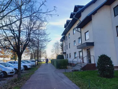 Prebivalce blokov na Planini so obvestili, naj izpraznijo obstoječe parkiri&scaron;če in z vrtičkov na območju gradbi&scaron;ča odstranijo polj&scaron;čine. Foto: Tina Jereb