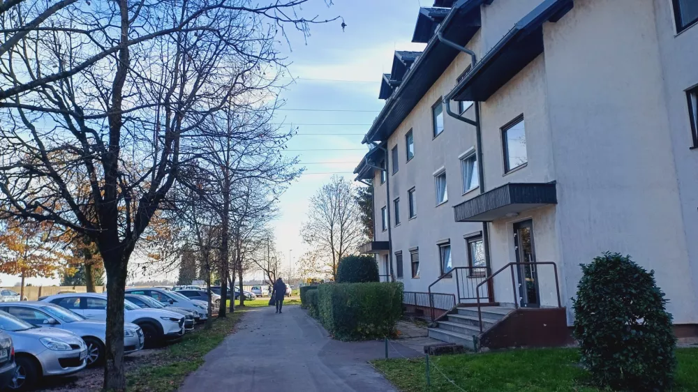 Prebivalce blokov na Planini so obvestili, naj izpraznijo obstoječe parkiri&scaron;če in z vrtičkov na območju gradbi&scaron;ča odstranijo polj&scaron;čine. Foto: Tina Jereb