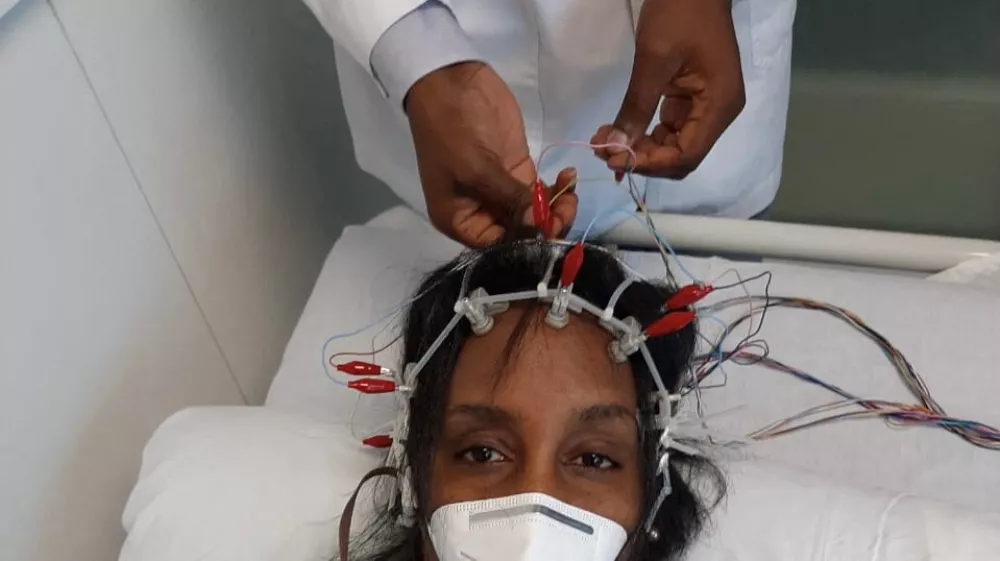 Wachuka Gichohi trpi za simptomi vse od leta 2020. Fotografija je nastala med nevrolo&scaron;kim testiranjem.