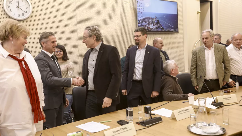 Premier Robert Golob je dana&scaron;nji dan zaradi sklenitve dogovora o plačnem sistemu označil kot zgodovinski. Foto: Luka Cjuha