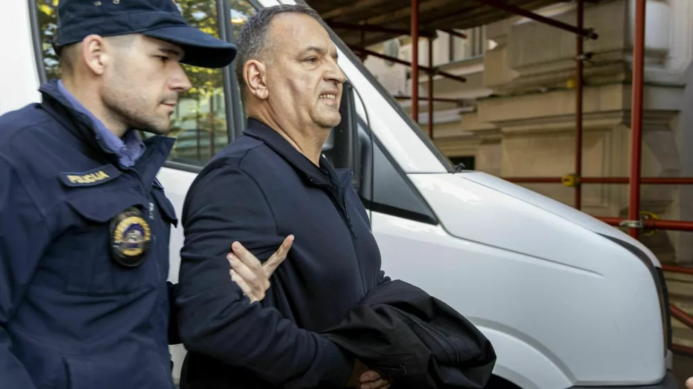 Odstavljenega hrva&scaron;kega ministra Vilija Bero&scaron;a so pred preiskovalnega sodnika odpeljali z lisicami na rokah. 