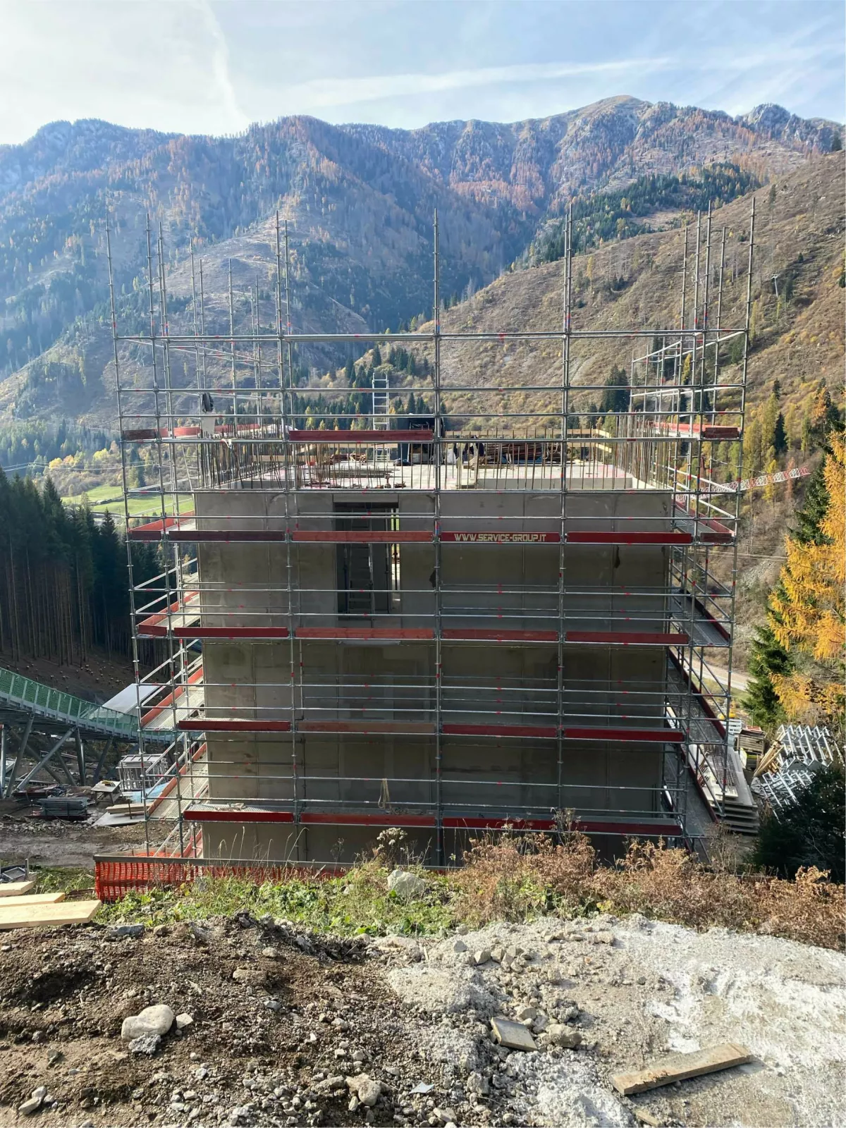 Delovi&scaron;ča ob skakalnici morajo biti končana do septembra, skakalnica pa naj bi bila pripravljena za uporabo že julija. Foto: Sandro Pertile