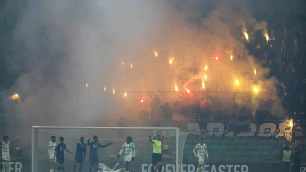 Vlada za huligane predlaga podalj&scaron;anje prepovedi udeležbe na &scaron;portnih prireditvah in zvi&scaron;anje globe za kr&scaron;itev tega ukrepa. Foto:&nbsp;Luka Cjuha