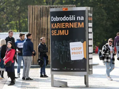 Na Zavodu RS za zaposlovanje tudi od starej&scaron;ih, ki so prijavljeni v evidenci brezposelnih in prejemajo denarno nadomestilo, pričakujejo aktivno iskanje zaposlitve. Fotografija je simbolična. Foto: Tomaž Skale