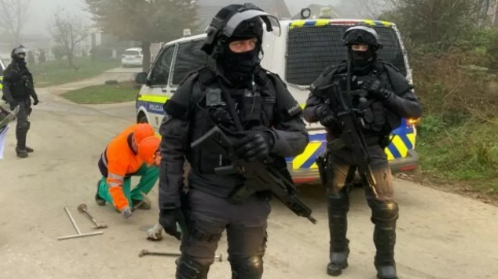 Akcija novome&scaron;kih komunalcev je potekala ob nadzoru oboroženih policistov. Foto: Komunala Novo mesto