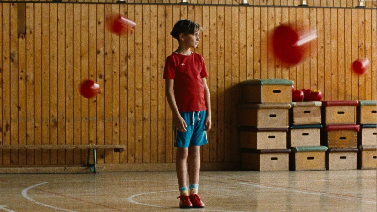 V svojem prvem igranem celovečernem prvencu Črna pika nas madžarski režiser B&aacute;lint Szimler vrne v &scaron;olske klopi. Foto: Liffe