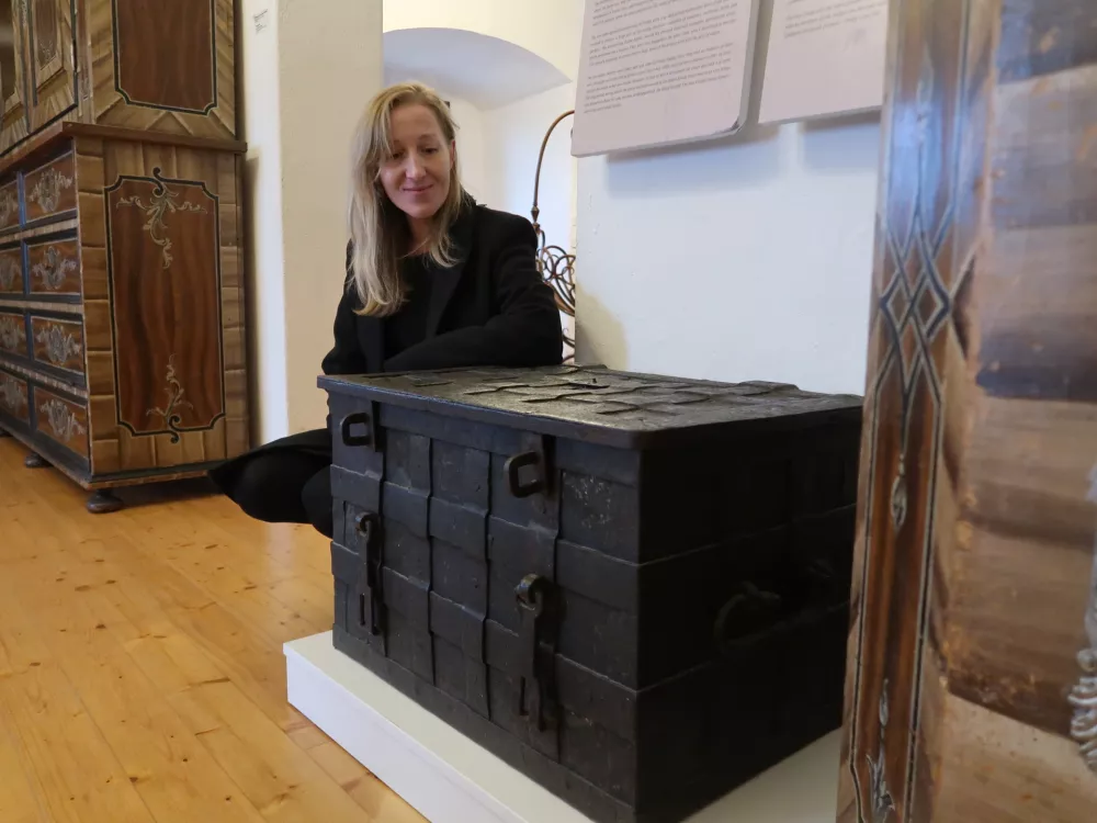 Lo&scaron;ki grad, Lo&scaron;ki muzej, kustosinja Biljana Ristić. skrinja, ki so jo na&scaron;li v Dvorcu Visoko / Foto: Nata&scaron;a Bucik Ozebek