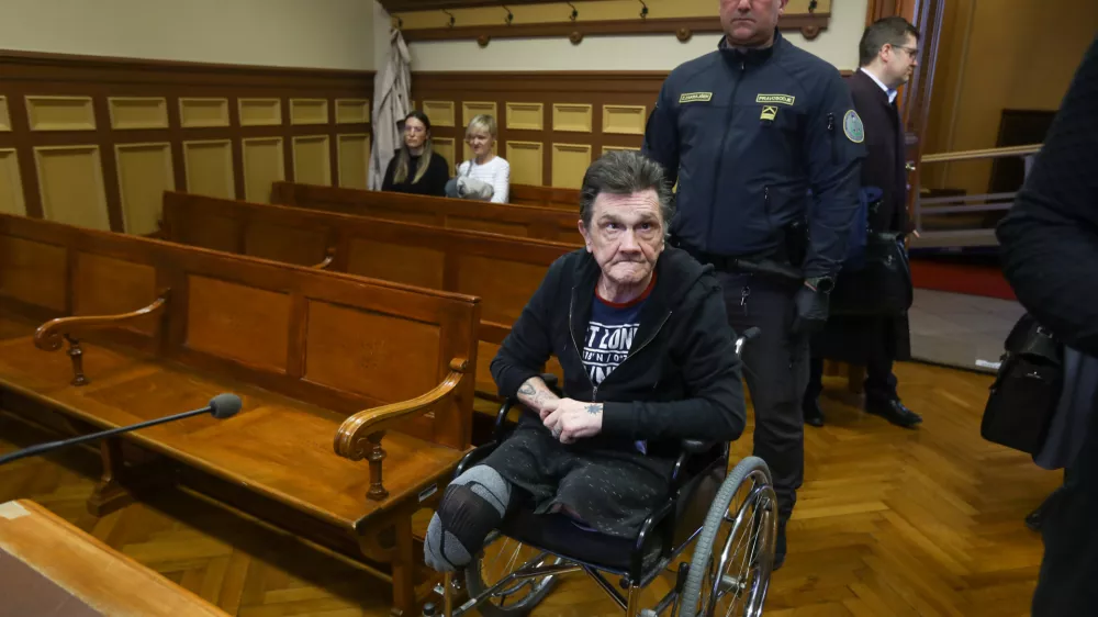Ludvik Knez je invalid brez nog in dlani desne roke. Po navedbah tožilstva je med vztrajnim napadom na o&scaron;kodovanega Vojka B. z vozička celo padel.
Foto: Luka Cjuha&nbsp;