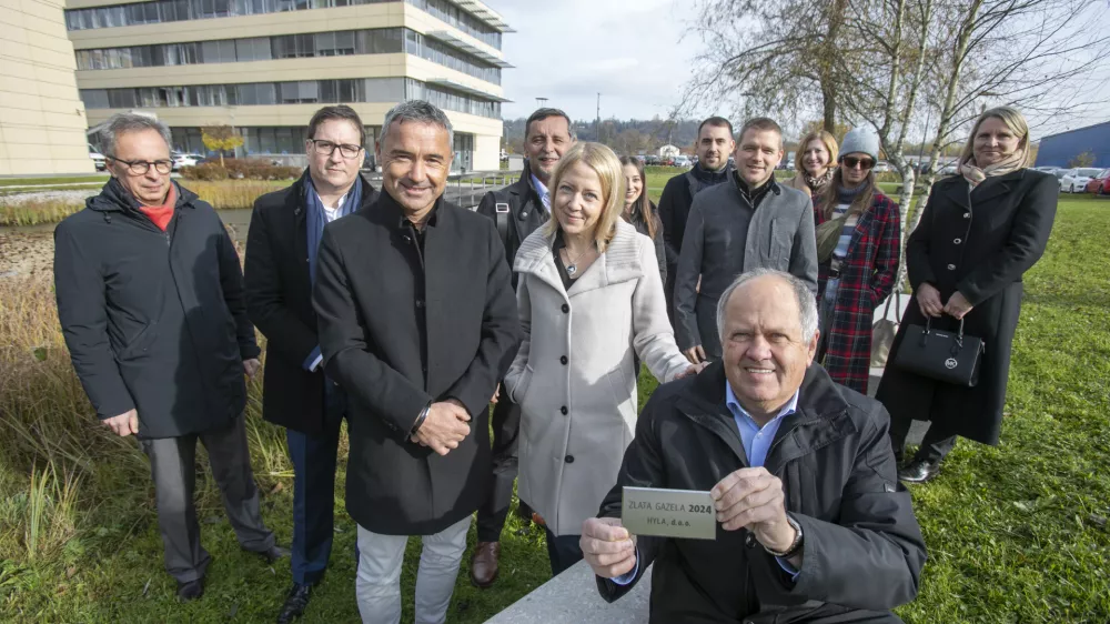 21.11.2024 - projekt Gazela 2024 zaključili z namestitvijo plo&scaron;čice z imenom podjetja, zlate gazele 2024 na klop v Tehnolo&scaron;kem parku. HYLA, d.o.o., Zlata gazela 2024FOTO: LUKA CJUHA