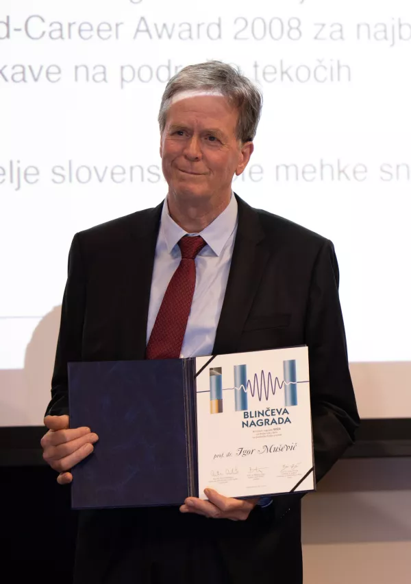 Igor Mu&scaron;evič je vodilni raziskovalec na področju tekočih kristalov in mehke snovi. / Foto: Ijs