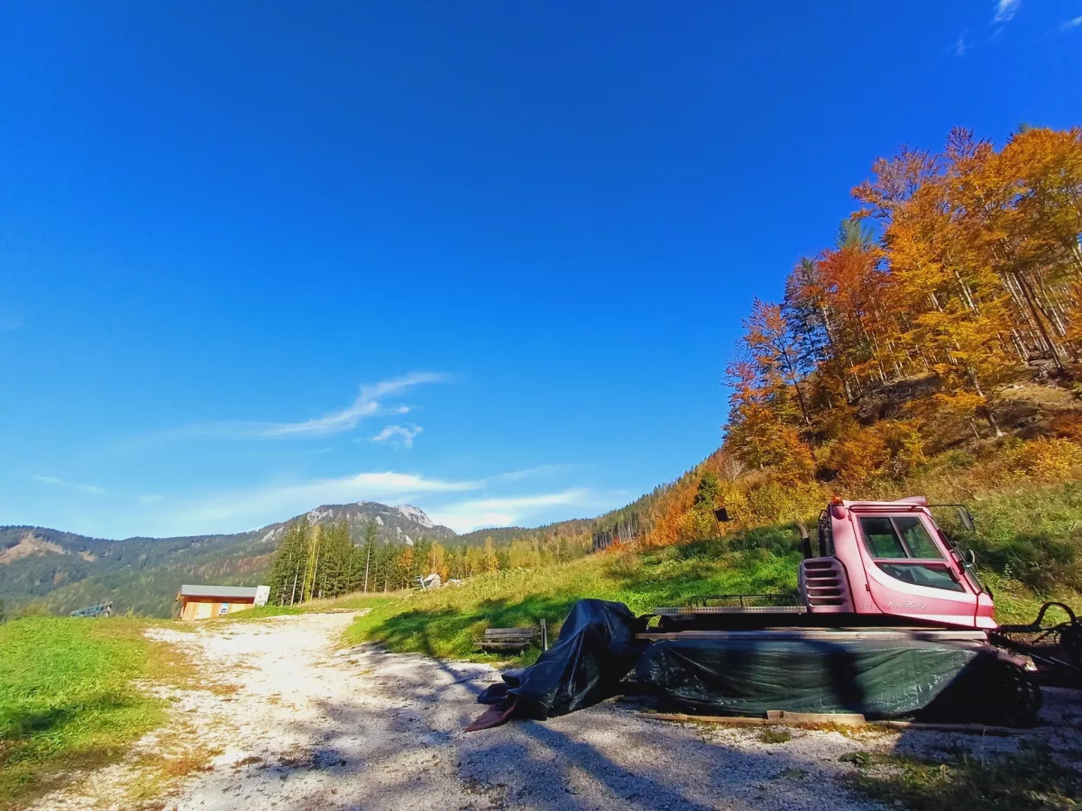 Zaradi iz leta v leto vi&scaron;jih stro&scaron;kov elektrike so morali tudi na Jezerskem zimsko ponudbo prilagoditi novim razmeram. Foto:&nbsp;Tina Jereb
