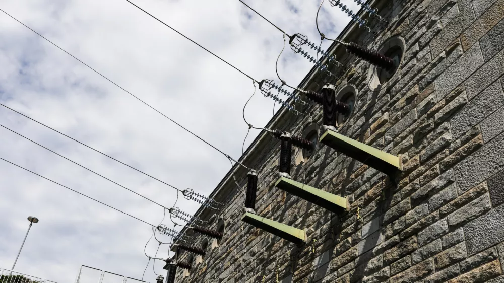 Daljnovod, enegetika, eleektrika.Hidroelektrarna Mariborski otok v lasti Dravske elktrarne Maribor- 19.07.2023 &ndash; gradnja - Pilotna geotermalna elektrarna na obstoječi plinski vrtini Pg-8 (SI-Geo-Electricity) v naselju Čentiba v občini Lendava - proizvodnja električne energije iz obnovljivih virov. //FOTO: Bojan Velikonja