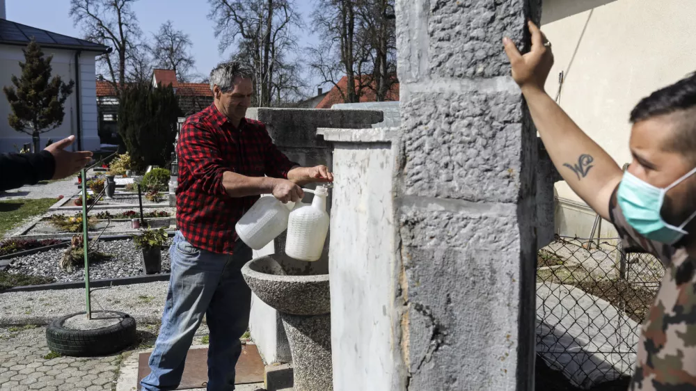 - pokopali&scaron;če Otavice &ndash; romi primorani uporabljati vodo z javnega vodovoda- 30.03.2020 &ndash; nelegalno Romsko naselje Goriča vas v občini Ribnica brez vodovoda - romi, ki živijo brez dostopa do pitne vode, je epidemija Koronavirus COVID-19 hudo prizadela - FOTO:Jaka Gasar