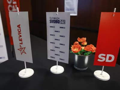 - simbolična fotografija - namizne zastavice - koalicija Gibanje svoboda, Levica, Socialni demokrati -- 27.11.2022 &ndash; Referendumi 2022 &ndash; glasovanje o treh zakonodajnih referendumih, in sicer o&nbsp;noveli Zakona o vladi, noveli Zakona o dolgotrajni oskrbi in noveli Zakona o Radioteleviziji Slovenija&nbsp;&nbsp;//FOTO: Luka Cjuha