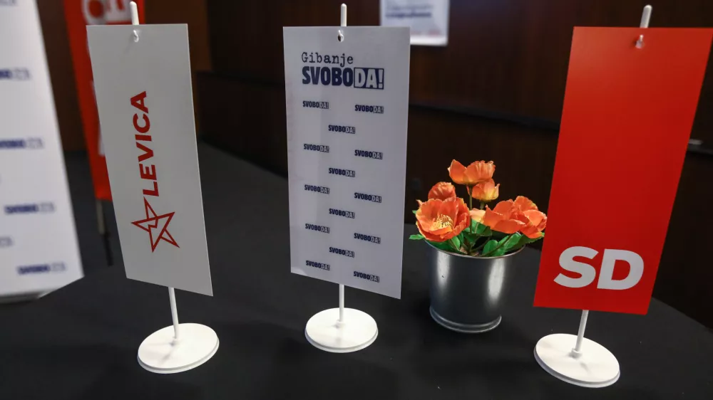 - simbolična fotografija - namizne zastavice - koalicija Gibanje svoboda, Levica, Socialni demokrati -- 27.11.2022 &ndash; Referendumi 2022 &ndash; glasovanje o treh zakonodajnih referendumih, in sicer o&nbsp;noveli Zakona o vladi, noveli Zakona o dolgotrajni oskrbi in noveli Zakona o Radioteleviziji Slovenija&nbsp;&nbsp;//FOTO: Luka Cjuha