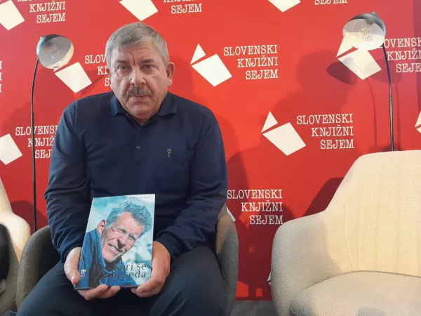 Žarko Rov&scaron;ček in knjiga Iskri se beseda / Foto: Katja Petrovec 